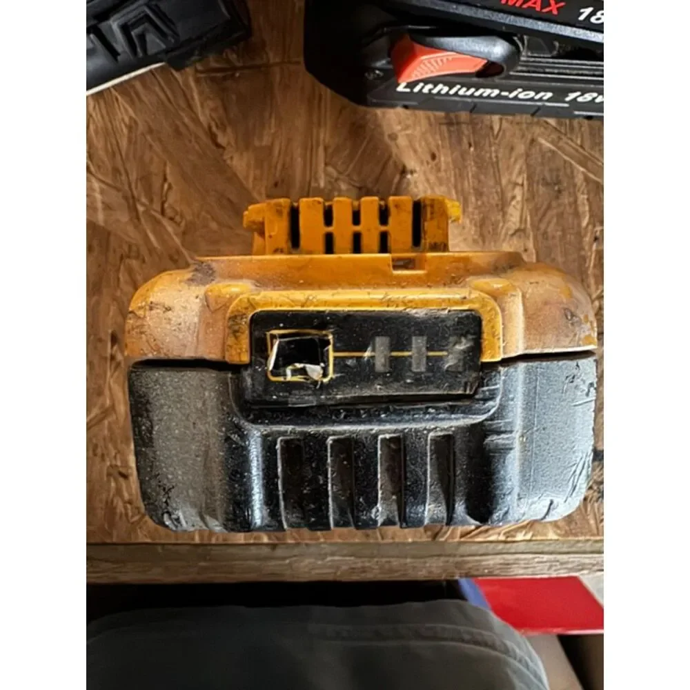 DEWALT DCB205 20V Li-Ion 5.0Ah Battery 242017 *read*